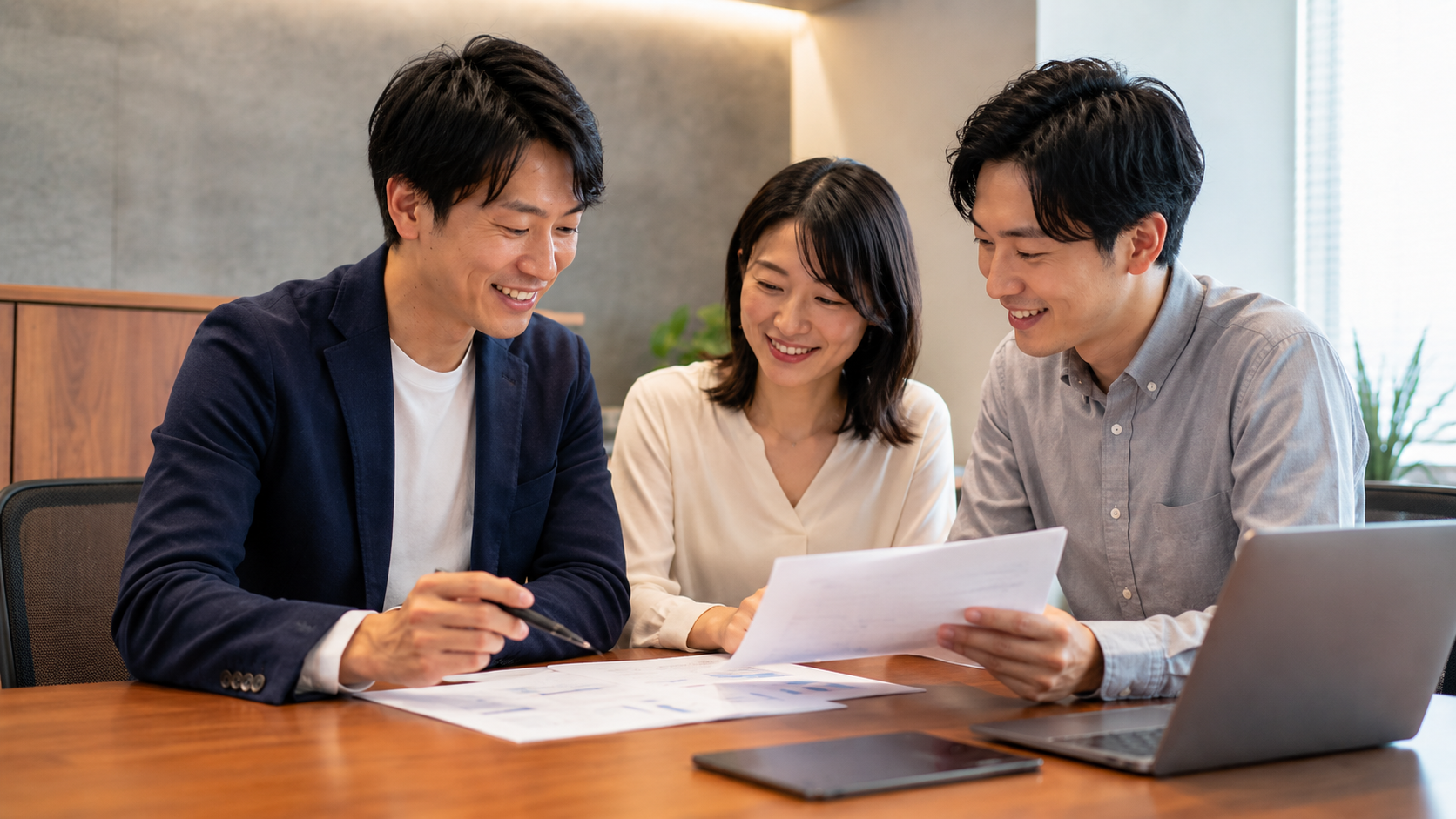 業務フローを見ながらAI活用の始め方を相談している様子